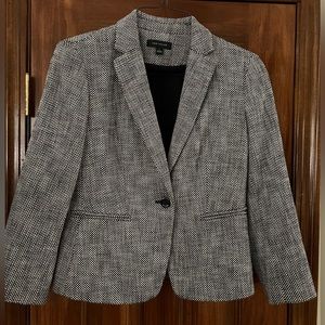 ANN TAYLOR Women’s Suit. Black & Ivory Jacket Color. Black Colored Skirt.
